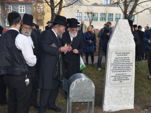 Rabína Horowitze i hřbitov v Prostějově připomíná bílý náhrobek