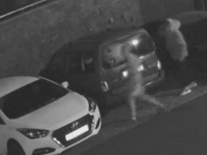 VIDEO: Policie pátrá po vandalovi, který v Olomouci poničil devět aut za jednu noc