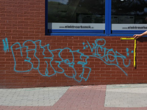 Muž ukradl platební kartu, utratil šest tisíc a posprejoval zeď, než ho chytla policie