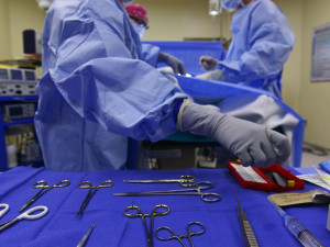 Pacient zemřel po plánované operaci kýly. Lékaři dostali roční trest s podmínkou na dva roky