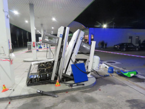 FOTO: Řidič kamionu zdemoloval část benzinky a způsobil škodu za milion korun