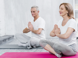 Senioři spustili alarm v základní škole v Neředíně. Cvičili tam jógu