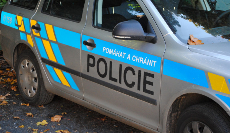 Neznámý vandal posprejoval fasádu domu, škoda je deset tisíc korun