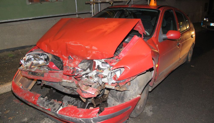 FOTO: Řidič nezvládl řízení, nezabrzdil a narazil do zaparkovaného auta