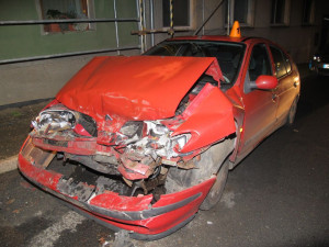 FOTO: Řidič nezvládl řízení, nezabrzdil a narazil do zaparkovaného auta