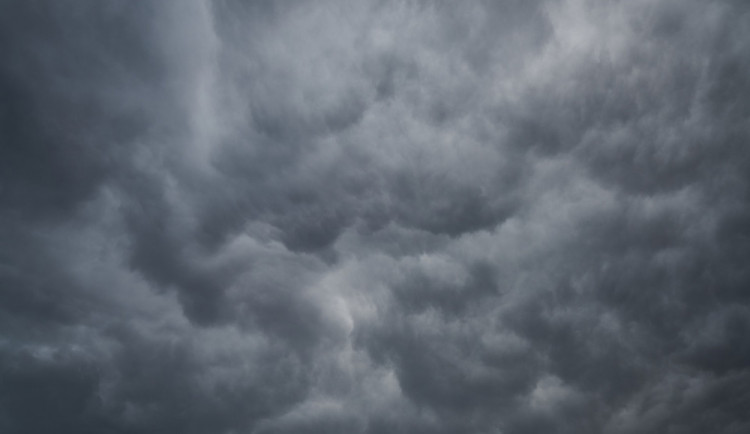 POČASÍ NA PONDĚLÍ: Bude zataženo, místy se sněhovými přeháňkami