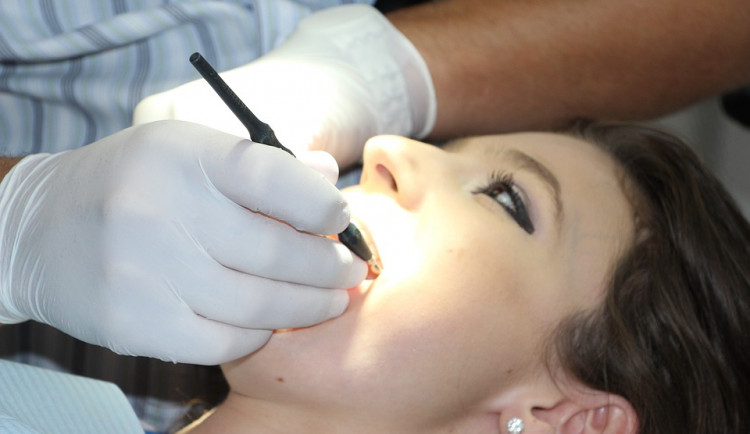 Fakultce došla trpělivost, zpřísní kritéria pro ošetření na zubní pohotovosti