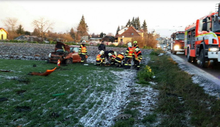 V Jeseníkách padá první sníh, řidiči by měli na silnicích dávat pozor
