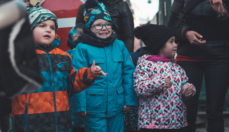 FOTO/VIDEO: Neslyšící děti, pro které dnes prodáváme dobročinný punč, zpívaly na Horním náměstí