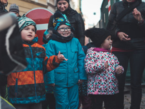 FOTO/VIDEO: Neslyšící děti, pro které dnes prodáváme dobročinný punč, zpívaly na Horním náměstí