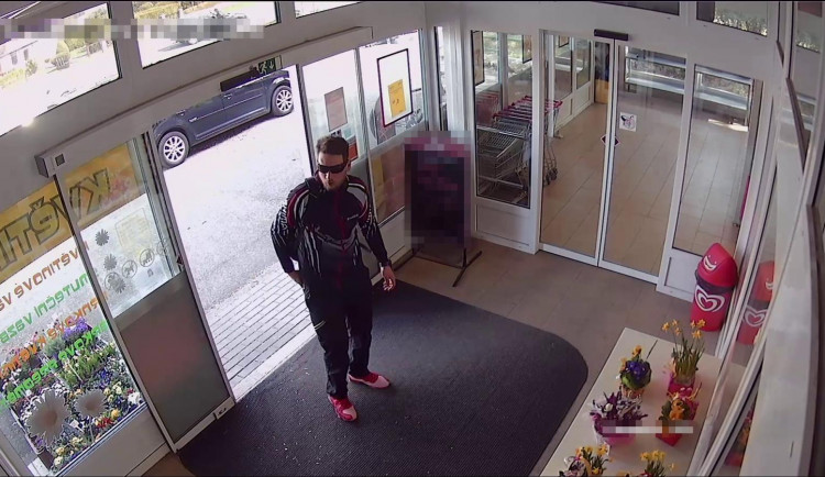 Při placení v obchodě chtěl použít padělané bankovky, teď pachatele hledá policie