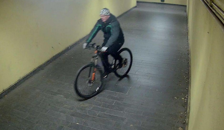 Policisté žádají o spolupráci při objasnění dopravní nehody a pátrání po možném svědkovi