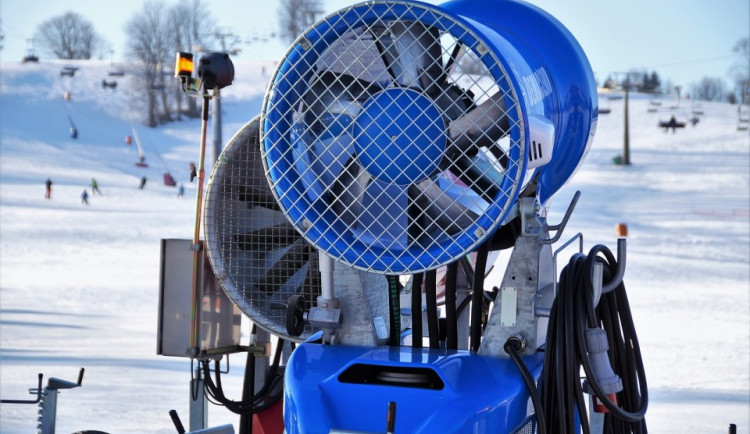 Provozovatel skiareálu dostal pokuty ve stovkách tisíců korun. Bez povolení odebíral vodu pro výrobu sněhu