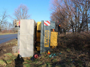 Na Olomoucku havarovala dvě vozidla. Osobní auto skončilo v poli, jeřáb v příkopu