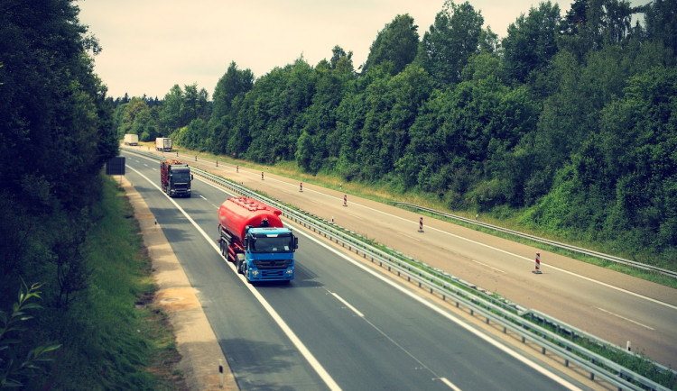 Nákladní auto při jízdě ztratilo kolo