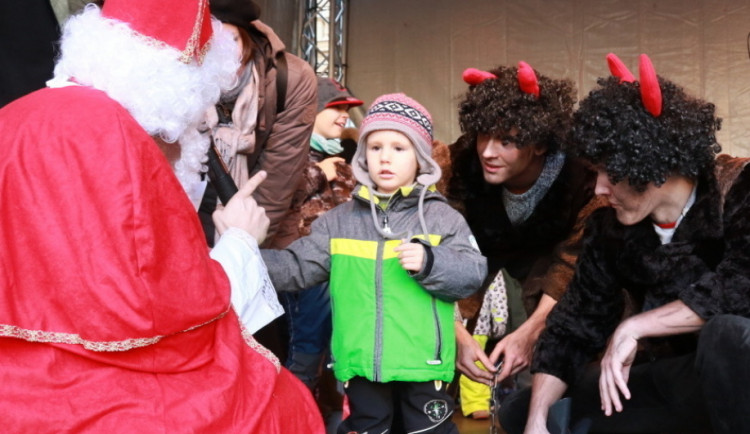 Olomoucké vánoční trhy dnes ovládne Mikuláš s pomocníky