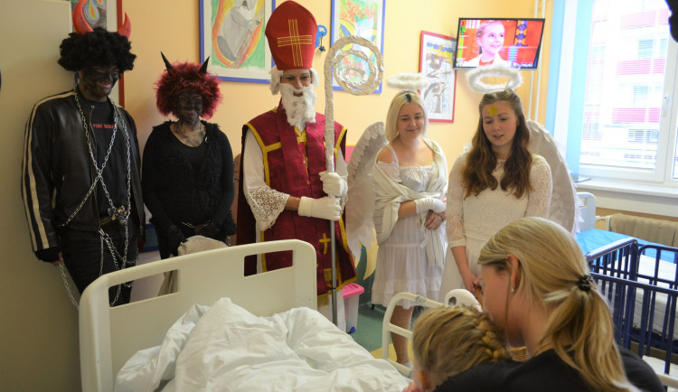 FOTO: Mikuláš zavítal do nemocnic v Prostějově, Přerově i ve Šternberku