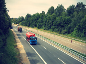 Nákladní auto při jízdě ztratilo kolo