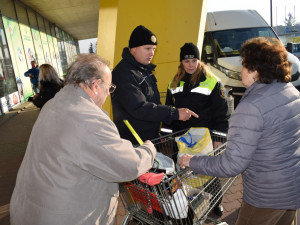 FOTO: Policie varuje před zloději u nákupních center