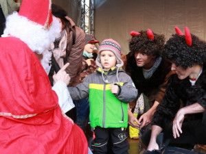 Olomoucké vánoční trhy dnes ovládne Mikuláš s pomocníky