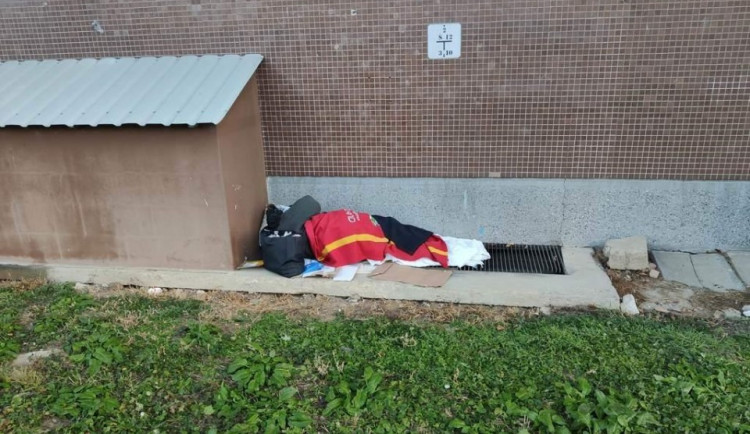 A protože svět není černobílý, jsou strážníci postaveni mezi dva mlýnské kameny, říká Komínek