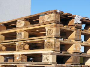 Řidič si chtěl přivydělat kradením palet. Hrozí mu vězení