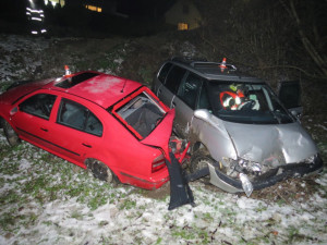 Řidič v zatáčce narazil do zaparkovaného vozu. Byl v silně podnapilém stavu