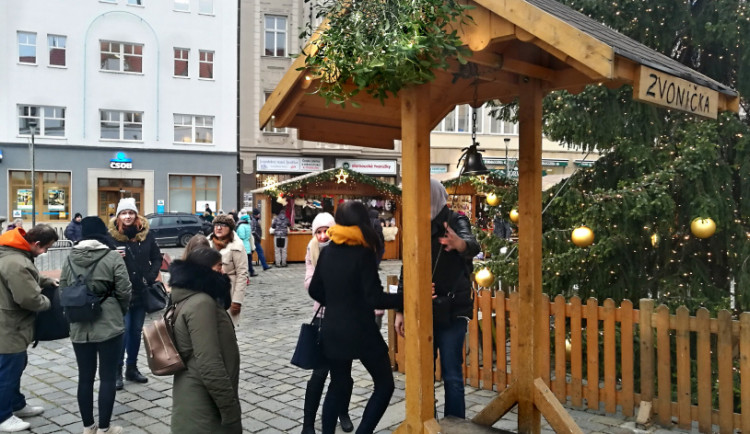 Zvoničku na Horním náměstí zdobí jmelí z Království