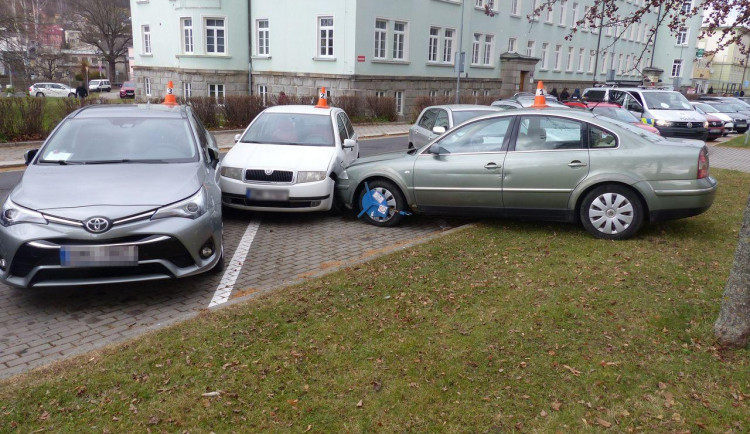 Muž chtěl na autě vyměnit blatník, auto se rozjelo z kopce