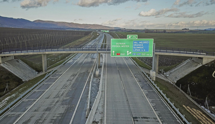 Dnes se otevírá nový úsek dálnice D1 mezi Přerovem a Lipníkem nad Bečvou
