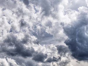 POČASÍ NA ČTVRTEK: převážně oblačno, místy slabé sněžení