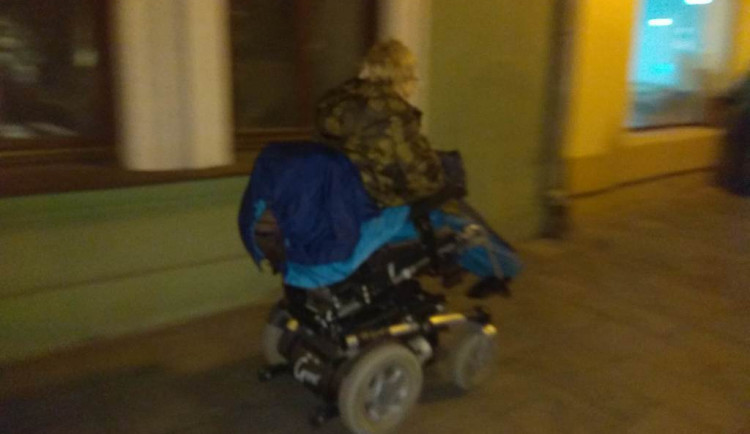 Ženě se vybil elektrický vozík. Konec příběhu vás zahřeje u srdce