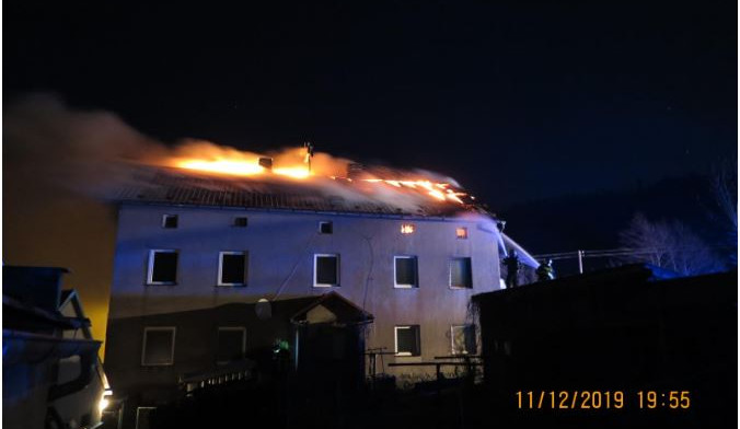 Na Jesenicku hořela kůlna a střecha domu, lidé jsou v bezpečí