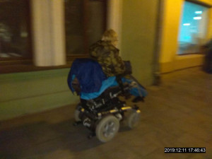 Ženě se vybil elektrický vozík. Konec příběhu vás zahřeje u srdce