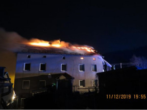Na Jesenicku hořela kůlna a střecha domu, lidé jsou v bezpečí