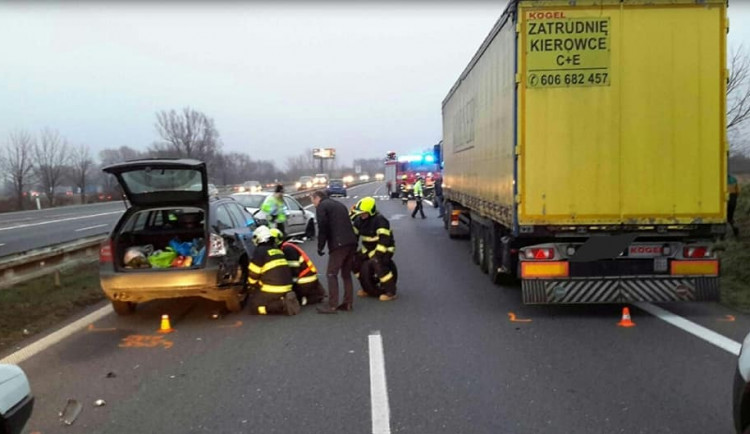 Nehoda tří aut a kamionu komplikovala provoz u Globusu před Olomoucí