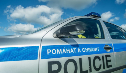 Bezohledný řidič způsobil na dálnici nehodu a ujel, policie žádá o pomoc