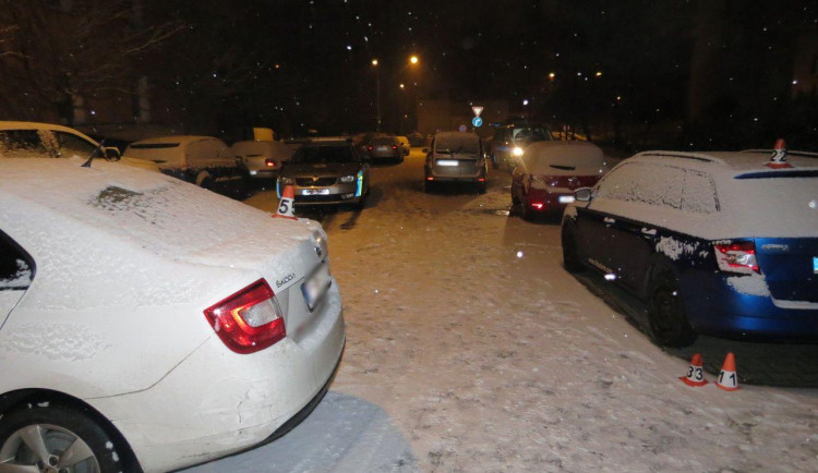 Řidič v Šumperku se snažil zaparkovat, naboural při tom čtyři auta