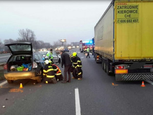 Nehoda tří aut a kamionu komplikovala provoz u Globusu před Olomoucí