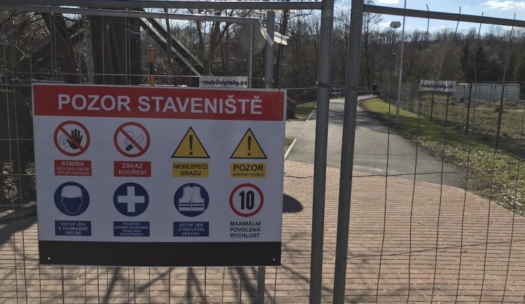 Zloděj se vloupal do skladů na staveništi v Hodolanech, odnesl si věci za více než 100 tisíc korun