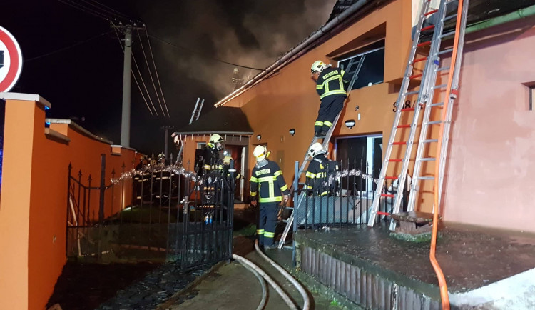 AKTUÁLNĚ: V Mostkovicích hoří rodinný dům, škoda jde do miliónů