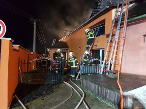 AKTUÁLNĚ: V Mostkovicích hoří rodinný dům, škoda jde do miliónů