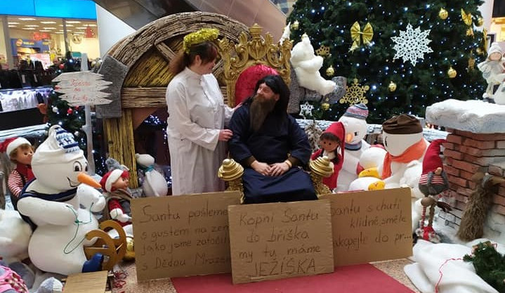 FOTO/VIDEO: Dvojice v nákupním centru protestovala proti Santovi, na místě zasahovala policie