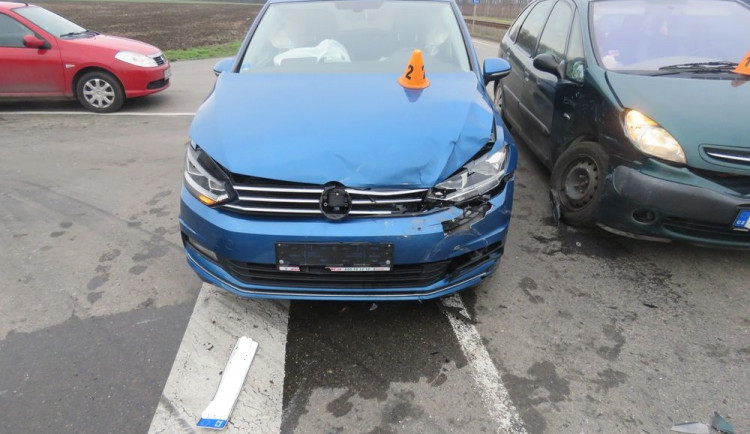 FOTO: Nehoda dvou osobních aut se obešla bez vážnějších zranění. Škoda je 220 tisíc korun