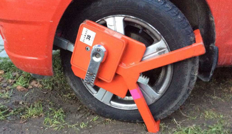 Řidička přehlédla botičku na autě a rozjela se