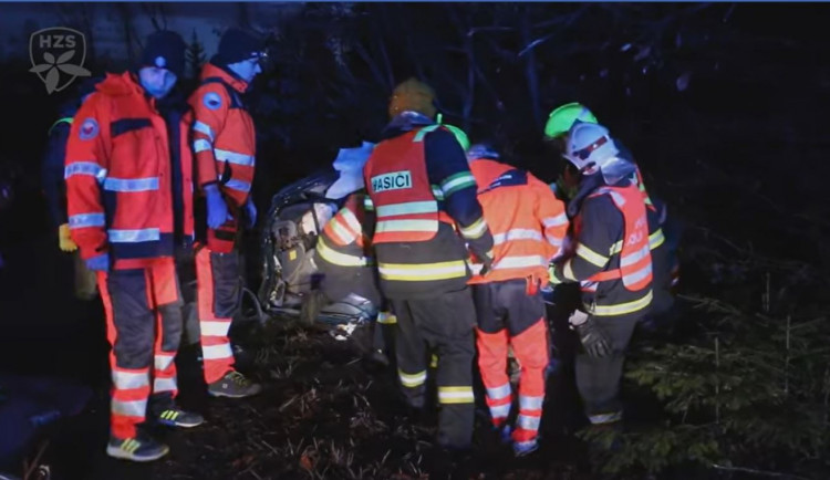 VIDEO: Hasiči vyprošťovali zaklíněného a zraněného řidiče při ranní nehodě