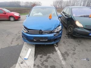 FOTO: Nehoda dvou osobních aut se obešla bez vážnějších zranění. Škoda je 220 tisíc korun