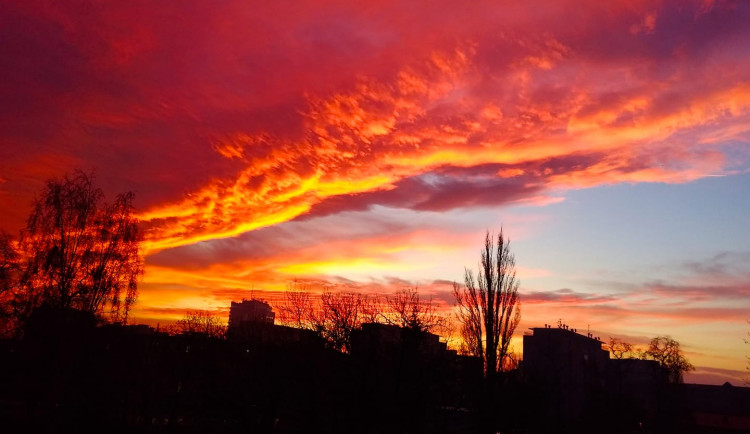 FOTOGALERIE: Slunce a mraky dnes kouzlily na ranní obloze. Tady jsou vaše nejlepší úlovky