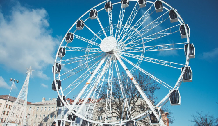 Mladík vlezl do kabiny ruského kola a uvízl tam. Ven ho museli dostat strážníci