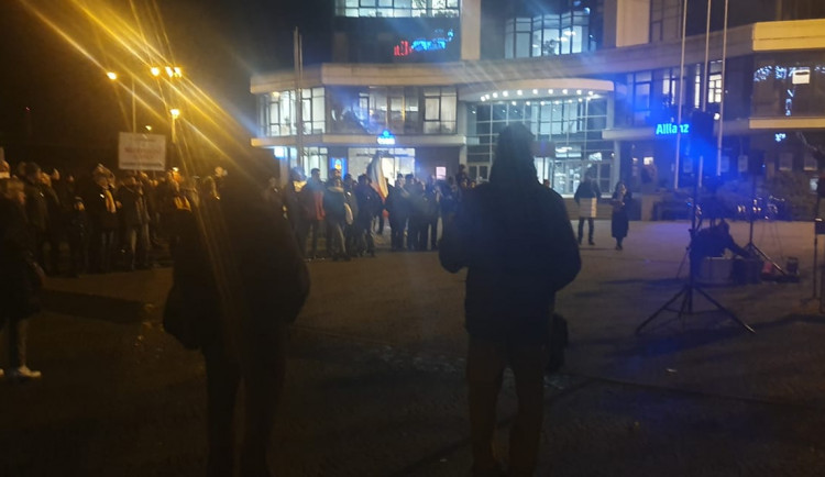 Dvě stě lidí v Olomouci protestovalo proti Babišovi, požadovali jeho demisi